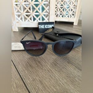 Ray-Ban Black Wayfarer Sunglasses Sleek Accessories